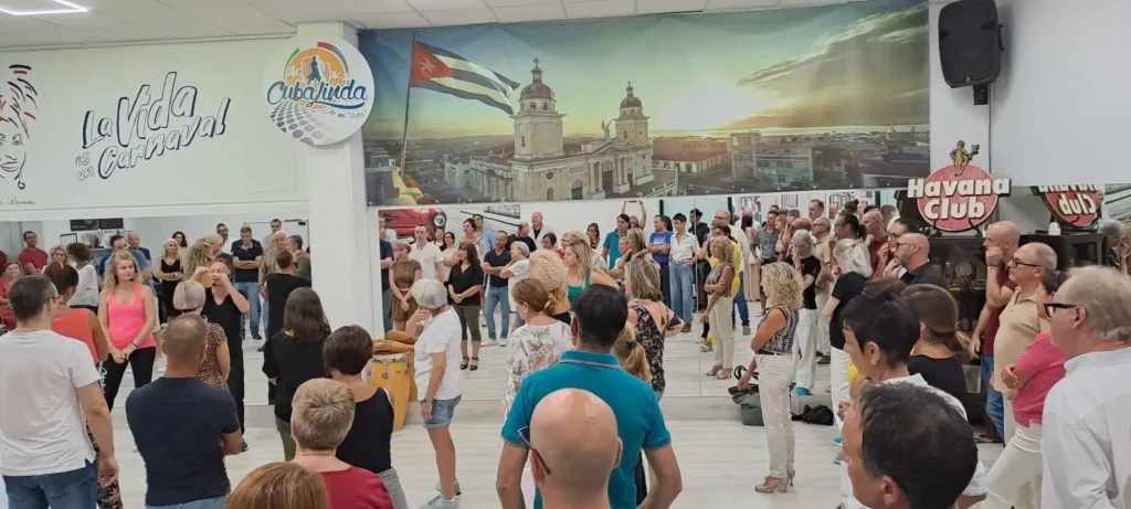 Palco e area stage della scuola di ballo CubaLinda a Padova